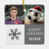 Fußball mit Weihnachtsmannmütze Snowflake Foto Keramikornament (Vorderseite)