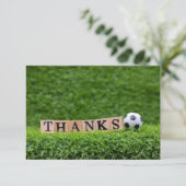 Fußball mit Wort Dank an grünes Gras Postca Dankeskarte (Stehend Vorderseite)