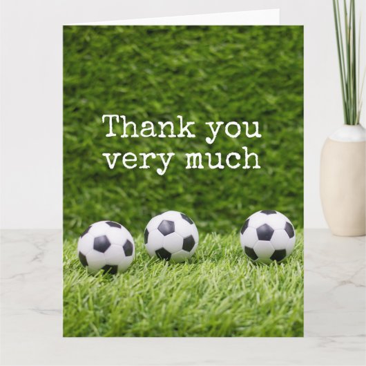Fußball mit Wort Danke, auf grünem Gras Dankeskarte (Vorderseite)