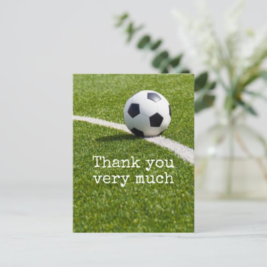 Fußball mit Wort Danke, auf grünem Gras Postkarte (Stehend Vorderseite)