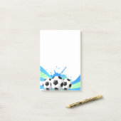 Fußball nach der Notiz (Auf Schreibtisch)