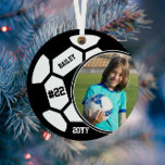 Fußball Name Jersey Nummer Foto Keepake Ornament Aus Metall<br><div class="desc">Dieses Design verfügt über einen Fußball-Hintergrund mit Platz für einen Namen, Nummer und Foto. Klicken Sie auf die Schaltfläche Anpassen für mehr Flexibilität beim Anpassen des Textes! Variationen dieses Designs sowie der Koordinationsprodukte sind in unserem Shop, zazzle.com/store/doodlelulu, erhältlich. Kontaktieren Sie uns, wenn Sie dieses Design für ein bestimmtes Produkt verwenden...</div>