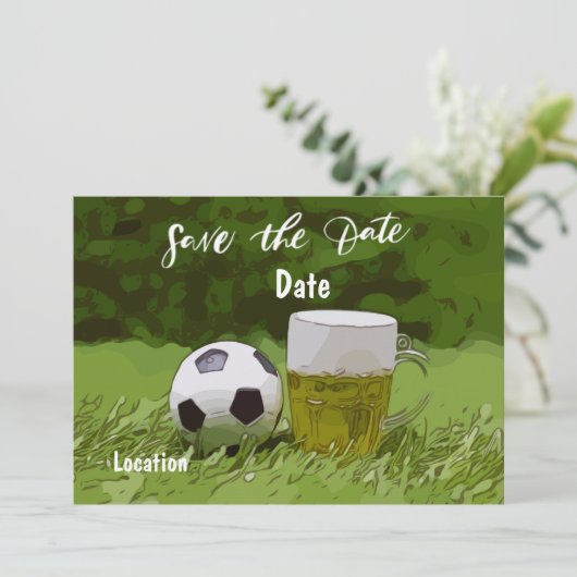 Fußball Save the Date mit Bier auf grünem Gras Einladung (Stehend Vorderseite)
