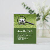 Fußball Save the Date mit dem Ball auf der grünen  Postkarte (Stehend Vorderseite)