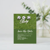 Fußball Save the Date mit dem Ball auf der grünen  Postkarte (Stehend Vorderseite)