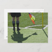 Fußball-Schiedsrichter mit Flagge. Postkarte (Vorne/Hinten)