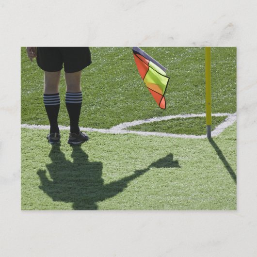 Fußball-Schiedsrichter mit Flagge. Postkarte (Vorderseite)