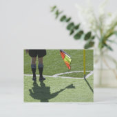 Fußball-Schiedsrichter mit Flagge. Postkarte (Stehend Vorderseite)