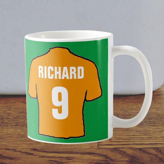 Fußball Shirt Design in Gold. Kaffeetasse