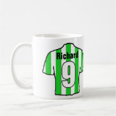 Fußball-Shirt mit grünem und weißem Streifen Kaffeetasse (Links)