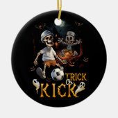 Fußball-Skeleton-Spieler Halloween-Trick oder Kick Keramik Ornament (Vorne)