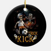 Fußball-Skeleton-Spieler Halloween-Trick oder Kick Keramik Ornament (Hinten)
