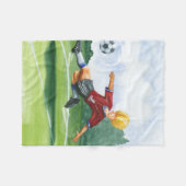 Fußball-Spieler spielen einen Ball von Jay Throckm Fleecedecke (Vorderseite (Horizontal))