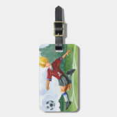 Fußball-Spieler spielen einen Ball von Jay Throckm Gepäckanhänger (Vorderseite vertikal)