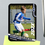 Fußball-Spielerkarte in Schwarz Blau Magnet<br><div class="desc">Feiern Sie Ihren Lieblingsfußballspieler mit unserem individuell anpassbaren Fußball-Player-Magneten. Dieser Magnet zeichnet sich durch einen schwarzen Rahmen mit auffallenden blau-weißen Designelementen aus und ist somit eine herausragende Ergänzung zu jeder Kollektion. In der oberen rechten Ecke wird die einheitliche Nummer des Spielers in fett weißem San-Serif-Schriftart an einem blauen Streifen dargestellt,...</div>