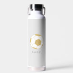 Fußball Sports Individuelle Name Gold Grau Wasserf Trinkflasche<br><div class="desc">Diese personalisierte Wasserflasche mit goldenem Fußball wird den Fußball- (oder Fußball-) Liebhaber in Ihrem Leben begeistern. Text ist anpassbar. Teil einer Sammlung von Parcel Studios. *Das Detail der Goldfolie wird simuliert. Echte Folie wird nicht im Endprodukt verwendet.</div>
