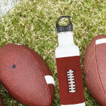 Fußball Thema Monogram Number Sport Wasserflasche Trinkflasche<br><div class="desc">Inspiriert durch das großartige Spiel und den Ferkelfußball,  hier ist ein sonderbares Geschenk für Väter,  die einen Spielplan haben,  mehr Wasser zu trinken. Fügen Sie seine Initial und seine Nummer (könnte sein Alter - oder vielleicht die Zahl seiner Lieblings-Spieler) Geeignet für alle Fußballfans und nicht nur für Väter.</div>