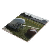 Fußball und Football-Helm auf Fußballplatz Fliese (Seite)