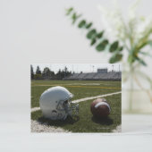 Fußball und Fußballhelm auf dem Fußballfeld Postkarte (Stehend Vorderseite)