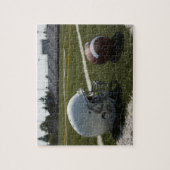 Fußball und Fußballhelm auf dem Fußballfeld Puzzle (Vertikal)