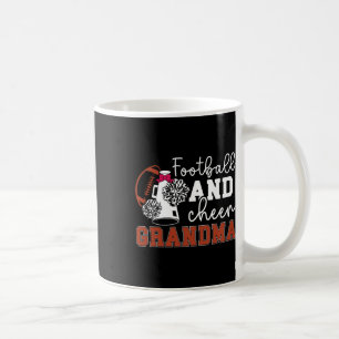 Fußball und jubelnde Oma eines Fußballspielers und Kaffeetasse