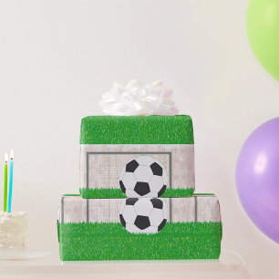 Fußball und Torpfosten auf grünem Grasfeld Geschenkpapier