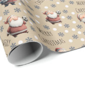 Fußball-Weihnachtsmann auf hellbraunem Hintergrund Geschenkpapier (Rolleneckpunkt)