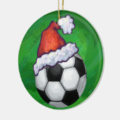 Fußball-Weihnachtsmannmütze auf Grün Keramik Ornament (Links)