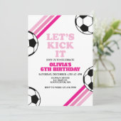 Fußball Wir kick's it Pink Stripe Birthday Einladung (Stehend Vorderseite)