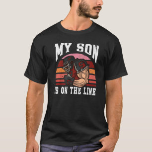 Fußballausrüstung Helm Mein Sohn Steht Auf Dem Spi T-Shirt