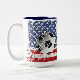 Fußballball auf US-Flagge Zweifarbige Tasse