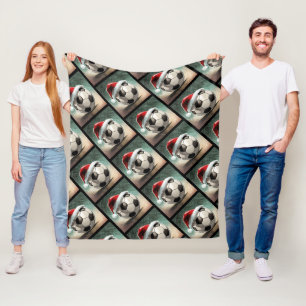 Fußballball mit roter Weihnachtsmannmütze Fleecedecke