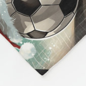 Fußballball mit roter Weihnachtsmannmütze Fleecedecke (Ecke)