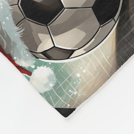 Fußballball mit roter Weihnachtsmannmütze Fleecedecke (Ecke)