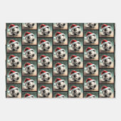 Fußballball mit roter Weihnachtsmannmütze Geschenkpapier Set (Vorderseite)
