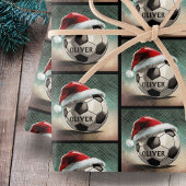 Fußballball mit roter Weihnachtsmannmütze Geschenkpapier Set