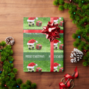 Fußballball mit Weihnachtsmannmütze Geschenkpapier