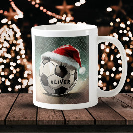 Fußballball mit Weihnachtsmannmütze Kaffeetasse