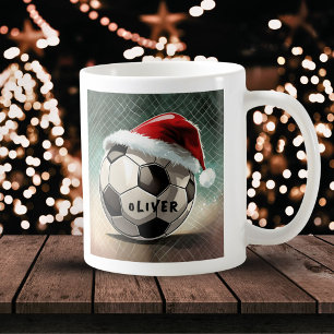 Fußballball mit Weihnachtsmannmütze Kaffeetasse