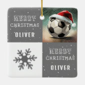 Fußballball mit Weihnachtsmannmütze Schneeflocke Keramikornament (Rückseite)