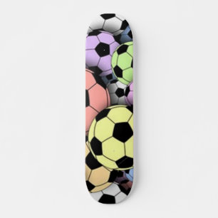 Fußballbälle auf dem Farbskateboard Skateboard