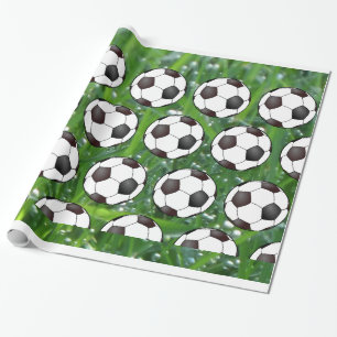Fußballbälle in nass grünem Gras Geschenkpapier