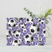 Fußballbälle überall Fußball Party lila Einladung (Stehend Vorderseite)