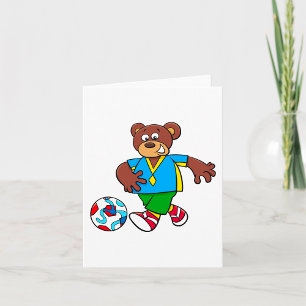 Fußballbär, der Fußball in Sportkleidung spielt Karte