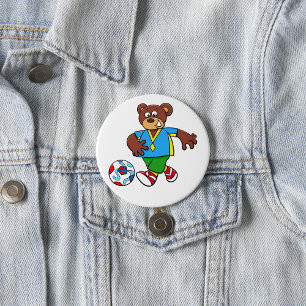 Fußballbär spielt Fußball in Sportkleidung Button