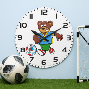 Fußballbär spielt Fußball in Sportkleidung Große Wanduhr