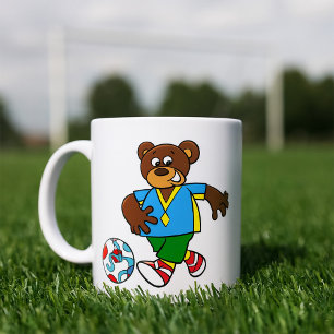 Fußballbär spielt Fußball in Sportkleidung  Kaffeetasse