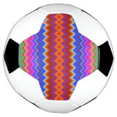 Fußballdesign mit einem farbenfrohen Zickzackmuste Fußball (Gedreht)
