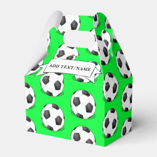 Fußbälle auf einem grünen Hintergrund mit individu Geschenkschachtel