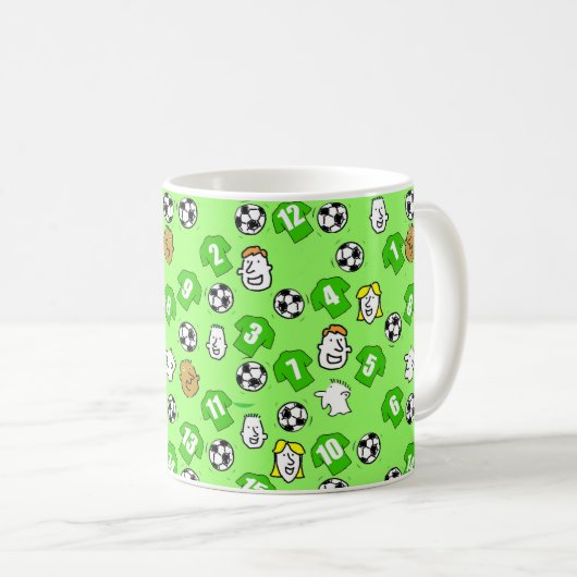 Fußbälle, grüne Shirts & Fans Größeres Muster Kaffeetasse (VorderseiteRechts)